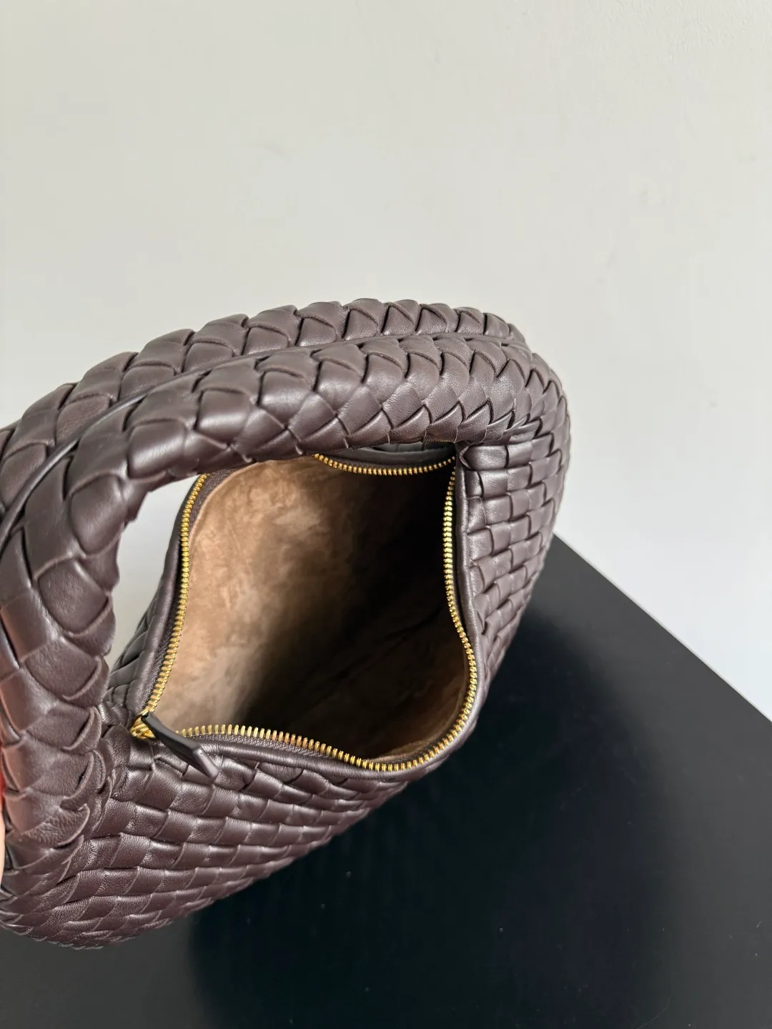 Batch 1720 BV Bottega Veneta's new early spring women's shoulder bag. The soft and delicate Hobo bag in small size is shipped! Many friends are waiting for this bag. It has a round shape and a large capacity. It can hold a 50-fold umbrella inside. Babies with a lot of daily items do not need to worry about the capacity of this bag. It is a practical bag for traveling and commuting. Although it is fluffy, it is soft and comfortable when carried on one shoulder. It has a modern and retro feel. Model No.: 856736 Size: 35*21*5cm